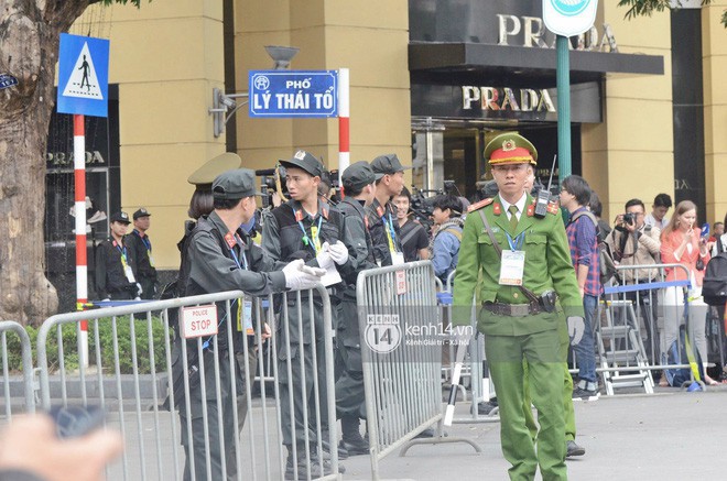 Sau khi d&ugrave;ng bữa tối, 2 nh&agrave; l&atilde;nh đạo Mỹ - Triều rời kh&aacute;ch sạn Metropole - Ảnh 8.