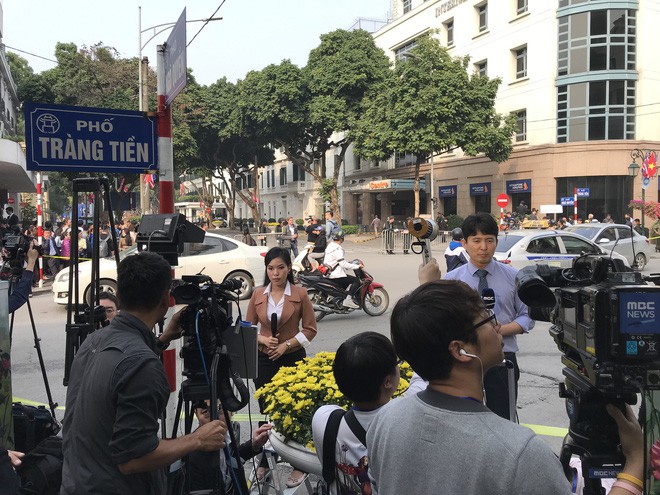 Độc đ&aacute;o những trường quay si&ecirc;u thực của ph&oacute;ng vi&ecirc;n quốc tế tại k&igrave; thượng đỉnh Mỹ-Triều - Ảnh 8.