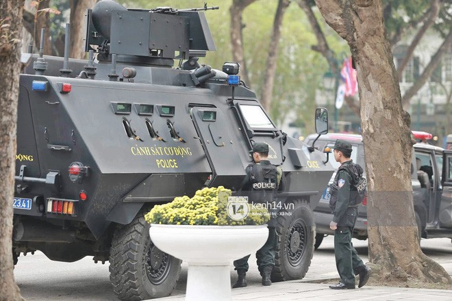 Sau khi d&ugrave;ng bữa tối, 2 nh&agrave; l&atilde;nh đạo Mỹ - Triều rời kh&aacute;ch sạn Metropole - Ảnh 9.