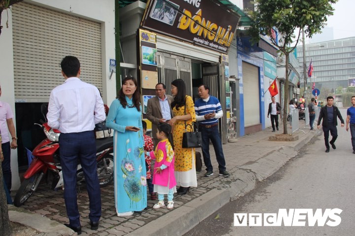 Cấm đường bảo vệ Hội nghị Mỹ - Triều, xe rước d&acirc;u ch&ocirc;n ch&acirc;n ngo&agrave;i đại lộ, c&ocirc; d&acirc;u ch&uacute; rể x&aacute;ch v&aacute;y chạy bộ - Ảnh 1.