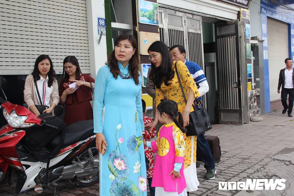 Cấm đường bảo vệ Hội nghị Mỹ - Triều, xe rước d&acirc;u ch&ocirc;n ch&acirc;n ngo&agrave;i đại lộ, c&ocirc; d&acirc;u ch&uacute; rể x&aacute;ch v&aacute;y chạy bộ - Ảnh 2.