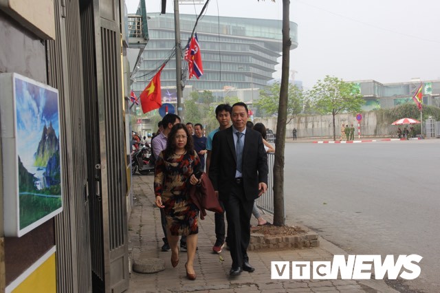 Cấm đường bảo vệ Hội nghị Mỹ - Triều, xe rước d&acirc;u ch&ocirc;n ch&acirc;n ngo&agrave;i đại lộ, c&ocirc; d&acirc;u ch&uacute; rể x&aacute;ch v&aacute;y chạy bộ - Ảnh 3.