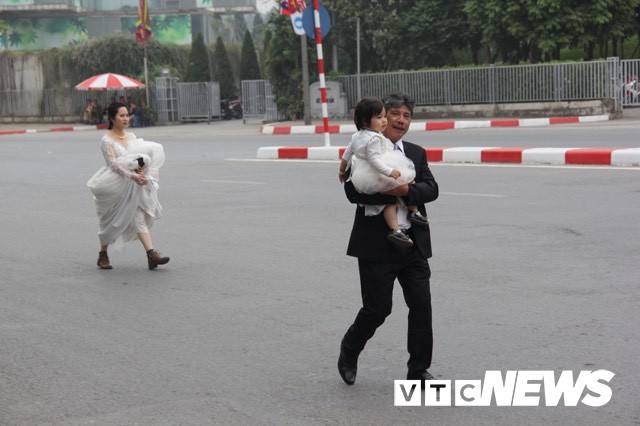 Cấm đường bảo vệ Hội nghị Mỹ - Triều, xe rước d&acirc;u ch&ocirc;n ch&acirc;n ngo&agrave;i đại lộ, c&ocirc; d&acirc;u ch&uacute; rể x&aacute;ch v&aacute;y chạy bộ - Ảnh 4.