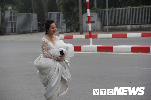 Cấm đường bảo vệ Hội nghị Mỹ - Triều, xe rước d&acirc;u ch&ocirc;n ch&acirc;n ngo&agrave;i đại lộ, c&ocirc; d&acirc;u ch&uacute; rể x&aacute;ch v&aacute;y chạy bộ - Ảnh 5.