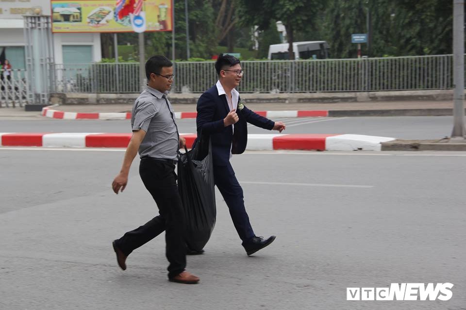Cấm đường bảo vệ Hội nghị Mỹ - Triều, xe rước d&acirc;u ch&ocirc;n ch&acirc;n ngo&agrave;i đại lộ, c&ocirc; d&acirc;u ch&uacute; rể x&aacute;ch v&aacute;y chạy bộ - Ảnh 6.