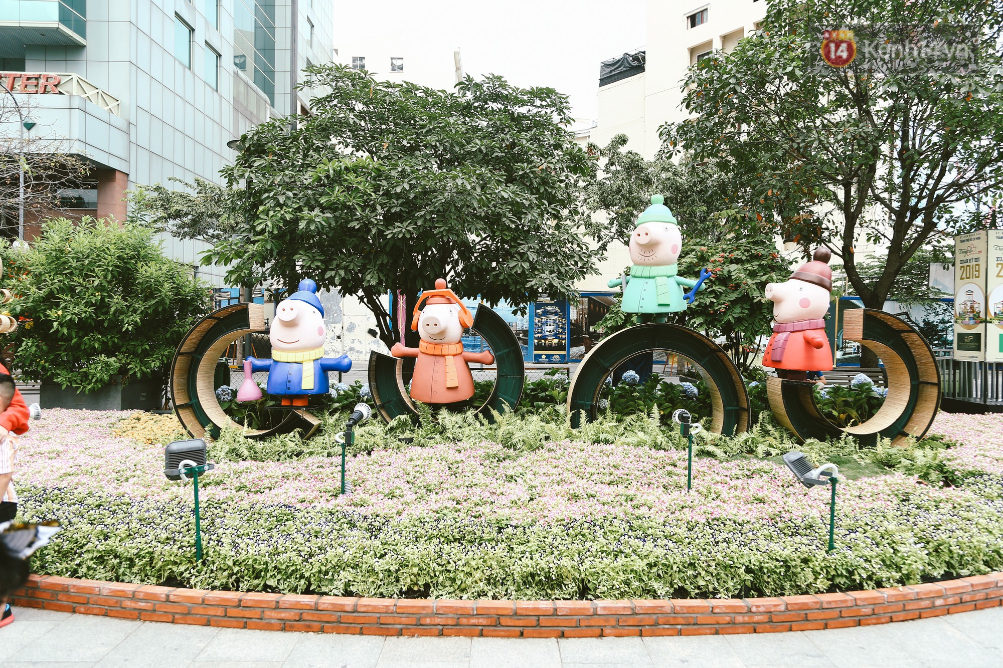 Người S&agrave;i G&ograve;n x&uacute;ng x&iacute;nh &aacute;o mới, dạo đường Nguyễn Huệ v&agrave; hội hoa xu&acirc;n Tao Đ&agrave;n chiều 29 Tết Kỷ Hợi - Ảnh 12.