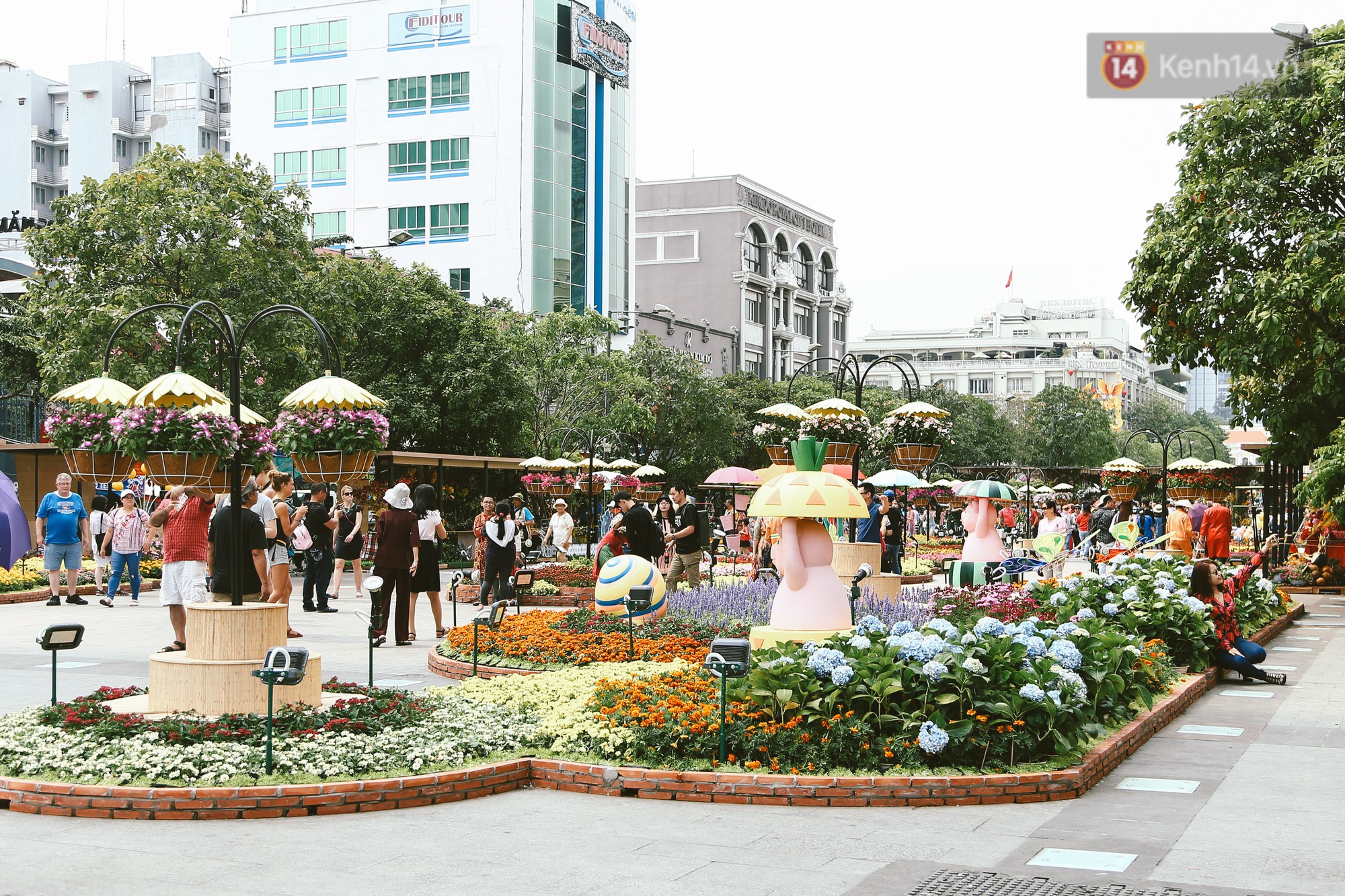 Người S&agrave;i G&ograve;n x&uacute;ng x&iacute;nh &aacute;o mới, dạo đường Nguyễn Huệ v&agrave; hội hoa xu&acirc;n Tao Đ&agrave;n chiều 29 Tết Kỷ Hợi - Ảnh 14.