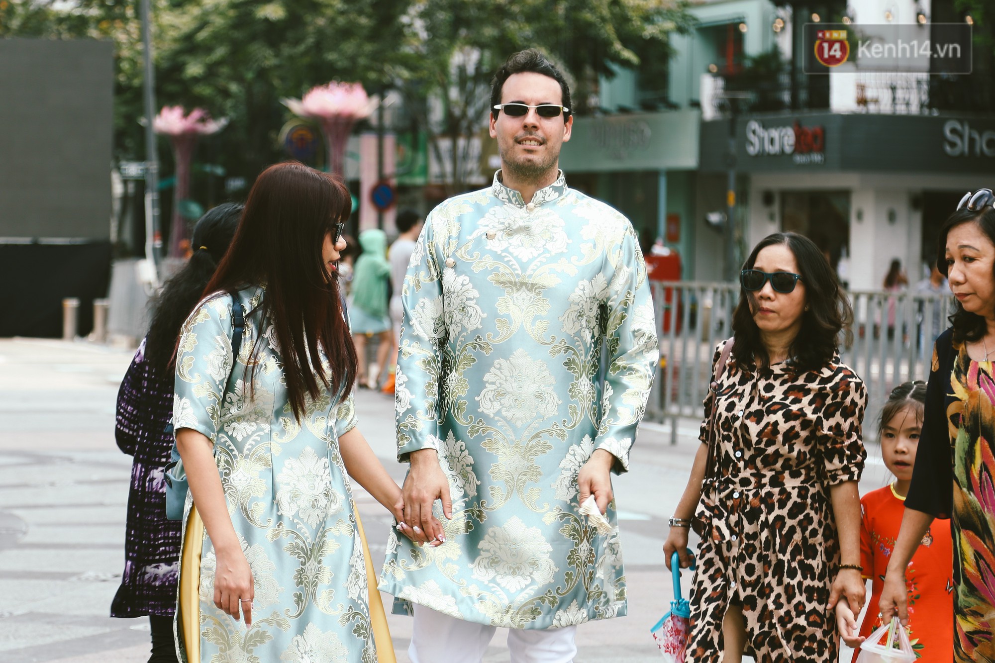 Người S&agrave;i G&ograve;n x&uacute;ng x&iacute;nh &aacute;o mới, dạo đường Nguyễn Huệ v&agrave; hội hoa xu&acirc;n Tao Đ&agrave;n chiều 29 Tết Kỷ Hợi - Ảnh 13.