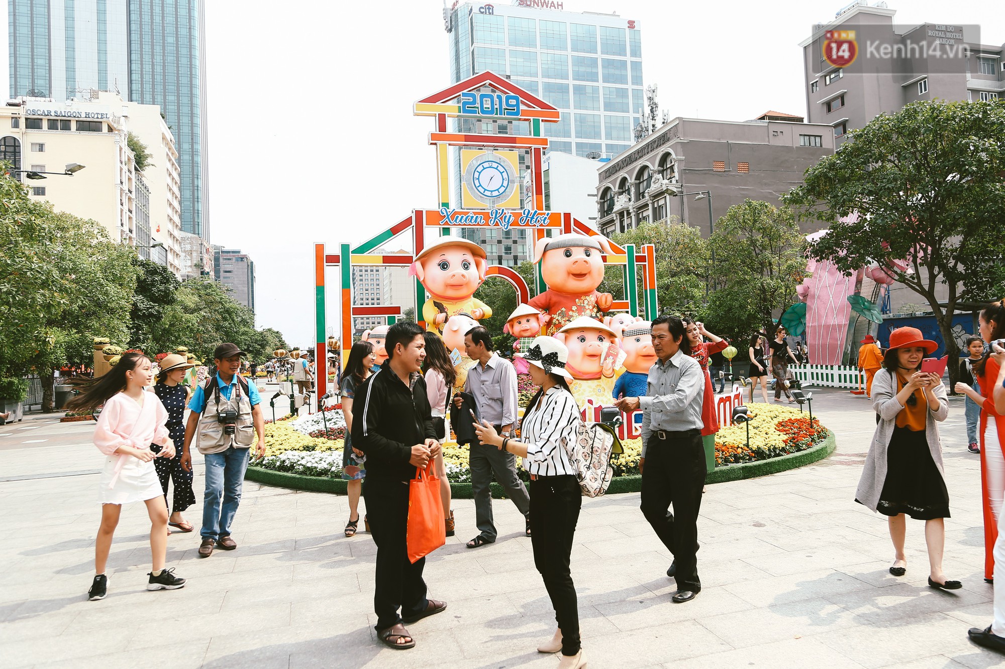 Người S&agrave;i G&ograve;n x&uacute;ng x&iacute;nh &aacute;o mới, dạo đường Nguyễn Huệ v&agrave; hội hoa xu&acirc;n Tao Đ&agrave;n chiều 29 Tết Kỷ Hợi - Ảnh 16.