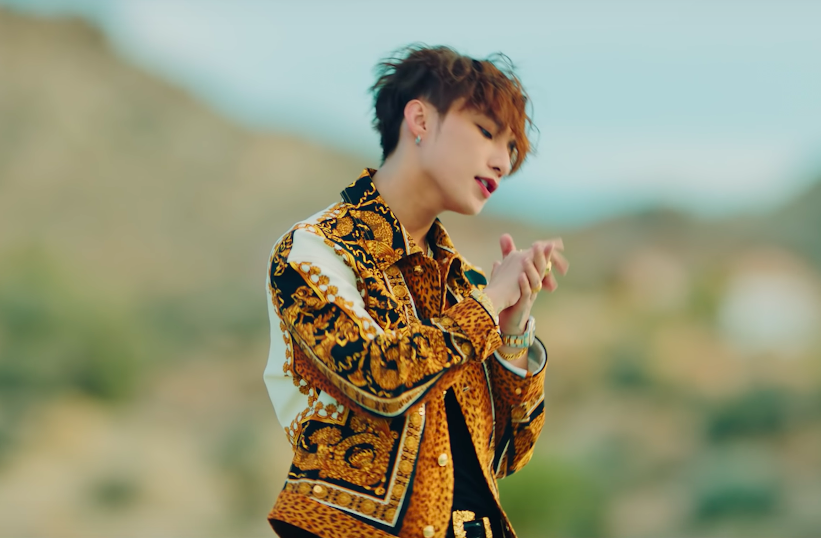Biết Sơn T&ugrave;ng M-TP l&agrave; d&acirc;n chơi rồi, nhưng đống đồ hiệu trong MV mới của anh ch&agrave;ng vẫn khiến d&acirc;n t&igrave;nh cho&aacute;ng v&aacute;ng - Ảnh 9.