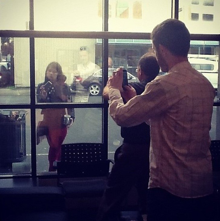 Những bức ảnh selfie bất chấp cho chúng ta thấy mạng xã hội đã chi phối và thao túng chúng ta như thế nào - Ảnh 16. Những bức ảnh selfie bất chấp cho chúng ta thấy mạng xã hội đã chi phối và thao túng chúng ta như thế nào - Ảnh 16.