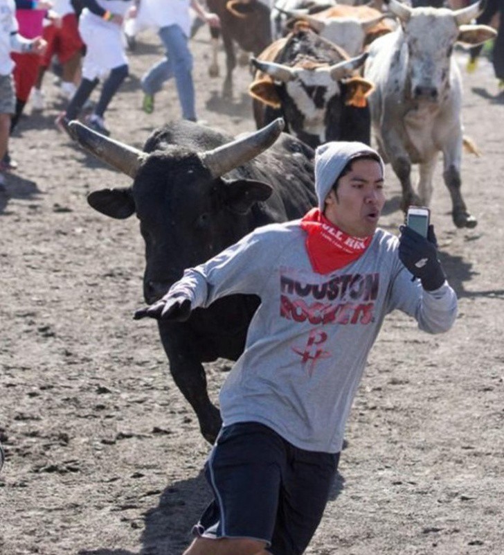 Những bức ảnh selfie bất chấp cho chúng ta thấy mạng xã hội đã chi phối và thao túng chúng ta như thế nào - Ảnh 17. Những bức ảnh selfie bất chấp cho chúng ta thấy mạng xã hội đã chi phối và thao túng chúng ta như thế nào - Ảnh 17.