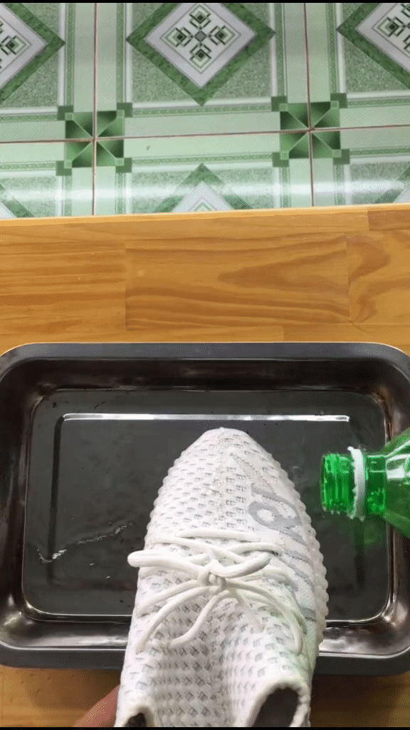 Đi gi&agrave;y trời mưa bẩn qu&aacute; trời: Sắm ngay mấy m&oacute;n chuy&ecirc;n dụng gi&aacute; si&ecirc;u b&egrave;o từ 29k để gi&agrave;y sạch bong trong một nốt nhạc - Ảnh 5.