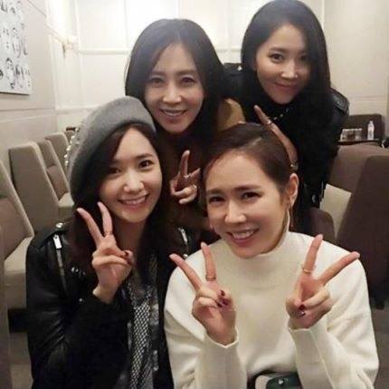 Yoona đến ch&uacute;c mừng phim của chị đẹp Son Ye Jin, nhan sắc nữ thần 2 thế hệ b&ugrave;ng nổ - Ảnh 2.