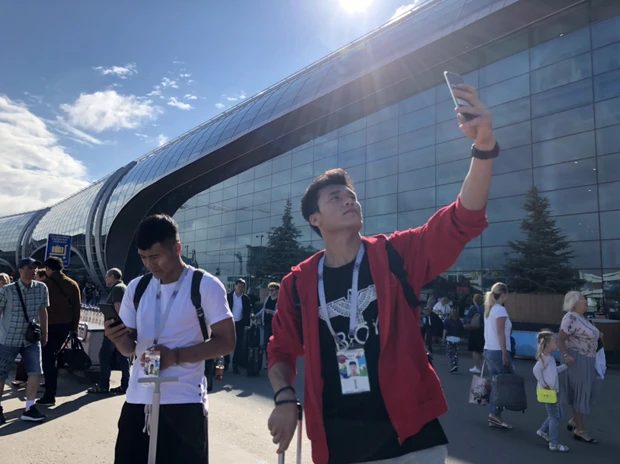 B&ugrave;i Tiến Dũng cười tươi, trao giải Cầu thủ hay nhất trận b&aacute;n kết World Cup 2018 - Ảnh 2.