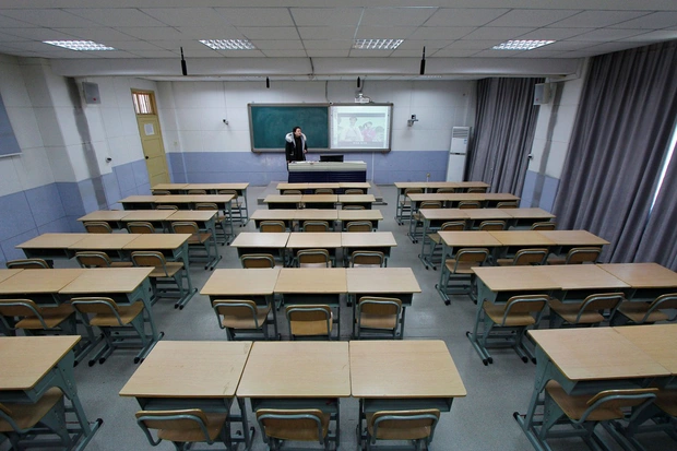 Cuộc sống giữa dịch Covid-19: Trong khung cảnh hoang vắng ảm đạm, những &aacute;nh mắt đầy niềm tin hay c&aacute;i &ocirc;m siết chặt lại đẹp hơn bao giờ hết - Ảnh 3.