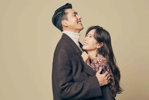 2 năm trước, Hyun Bin - Son Ye Jin đ&atilde; c&oacute; bộ ảnh chung đẹp quắn qu&eacute;o, g&acirc;y giật m&igrave;nh l&agrave; bức h&igrave;nh giống hệt style Jeong Hyeok - Se Ri trong phim - Ảnh 1.
