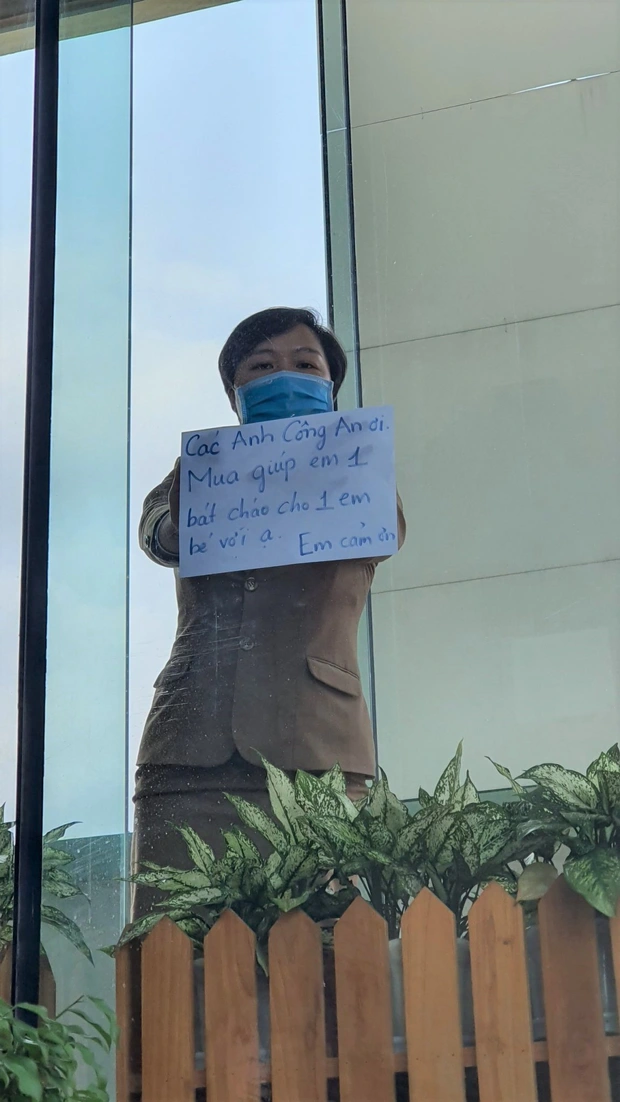 Ph&iacute;a sau h&igrave;nh ảnh người phụ nữ trong khu c&aacute;ch ly ở Đ&agrave; Nẵng với tấm biển nhờ c&aacute;c anh c&ocirc;ng an mua gi&uacute;p em 1 b&aacute;t ch&aacute;o cho em b&eacute; - Ảnh 2.