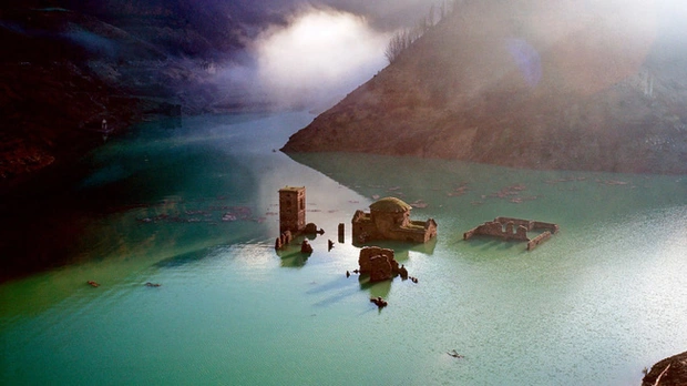 Sự thật về ng&ocirc;i l&agrave;ng ma gần 1.000 năm tuổi ch&igrave;m nghỉm dưới nước rồi lại bất ngờ nổi l&ecirc;n sau nhiều năm, t&agrave;n t&iacute;ch gần như c&ograve;n nguy&ecirc;n vẹn g&acirc;y ngỡ ng&agrave;ng - Ảnh 1.