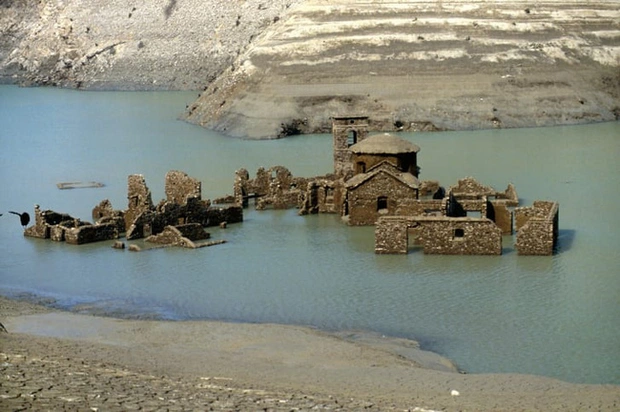 Sự thật về ng&ocirc;i l&agrave;ng ma gần 1.000 năm tuổi ch&igrave;m nghỉm dưới nước rồi lại bất ngờ nổi l&ecirc;n sau nhiều năm, t&agrave;n t&iacute;ch gần như c&ograve;n nguy&ecirc;n vẹn g&acirc;y ngỡ ng&agrave;ng - Ảnh 3.