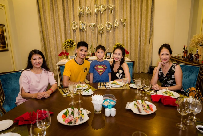 Bảo Thanh rạng rỡ khi bất ngờ được tổ chức sinh nhật sớm b&ecirc;n gia đ&igrave;nh - Ảnh 2.