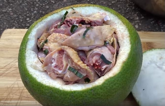 Thật nể người Đồng Nai, c&oacute; thể bắt cả con g&agrave; chui tọt v&agrave;o quả bưởi để l&agrave;m th&agrave;nh đặc sản lừng danh - Ảnh 4.