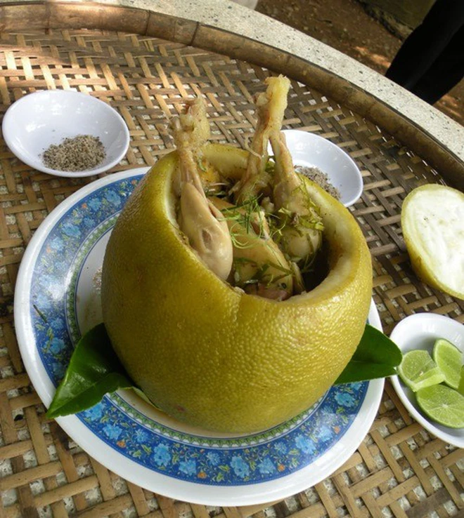 Thật nể người Đồng Nai, c&oacute; thể bắt cả con g&agrave; chui tọt v&agrave;o quả bưởi để l&agrave;m th&agrave;nh đặc sản lừng danh - Ảnh 2.
