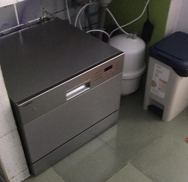 Ch&agrave;ng trai quyết tậu m&aacute;y rửa b&aacute;t cỡ nhỏ v&igrave; kinh tế eo hẹp, nhiều người ch&ecirc; ph&iacute; m&agrave; chẳng lung lay - Ảnh 1.